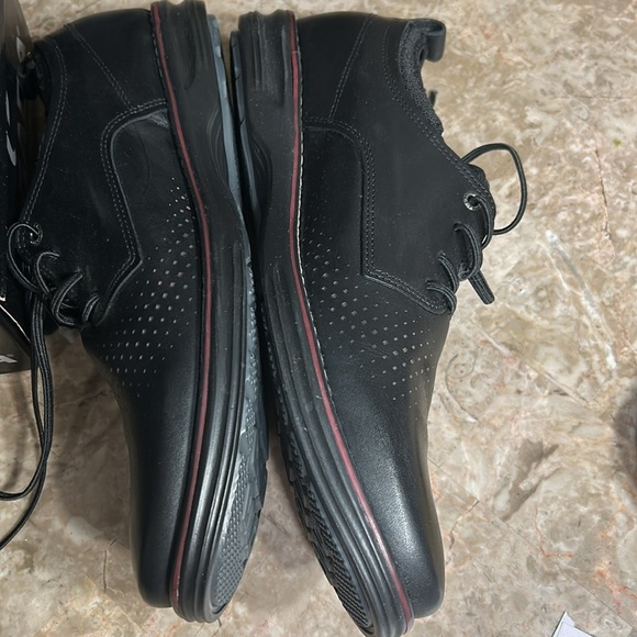 PEGADA black leather slip on oxford shoes. Elastic laces and material to slip on - Picture 4 of 13